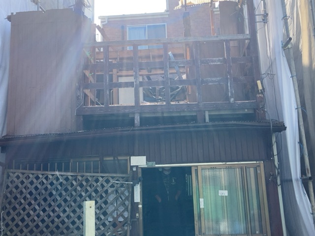 東京都荒川区南千住の木造2階建て家屋解体工事前の様子です。